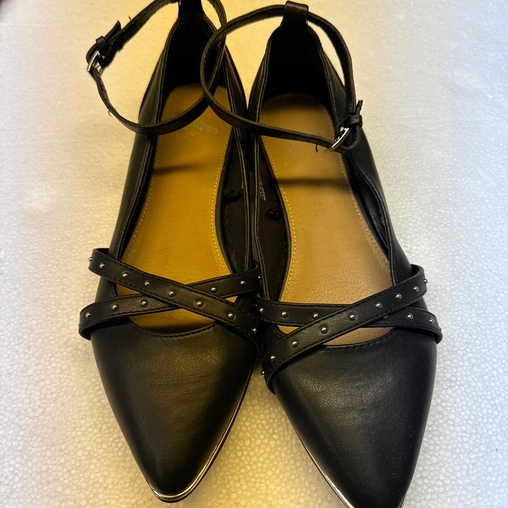 Report Tarragon women's flats in black with a pointed toe, ankle strap, and stud